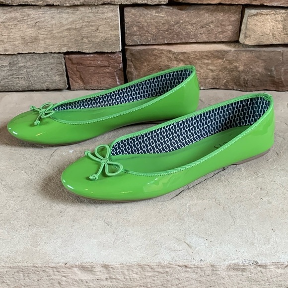 Talbots sz 8.5 patten leather green slip on flats with bows - Picture 1 of 10